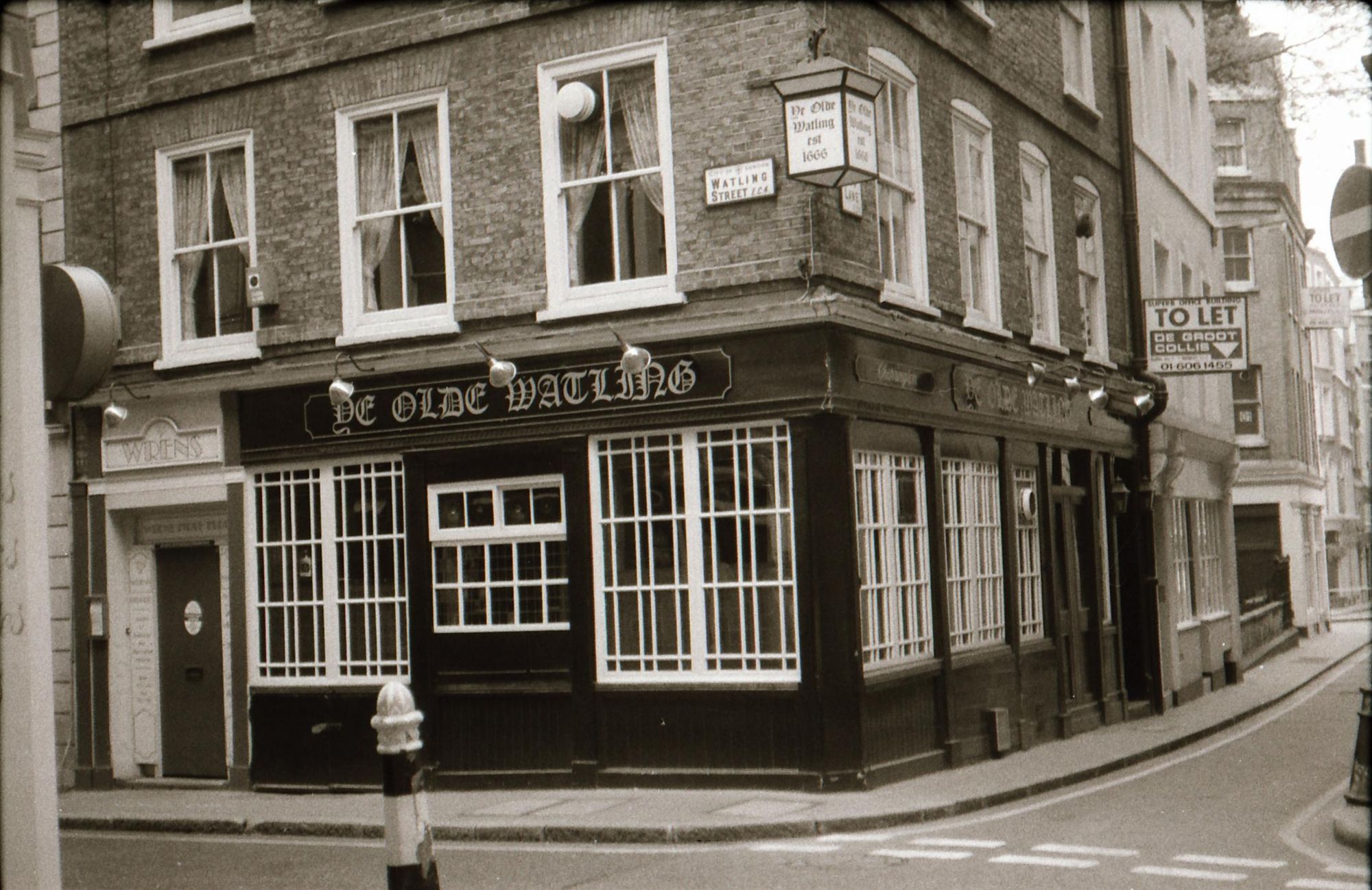 Ye Olde Watling London EC4 taken in mid 1985.. (Pub, External). Published on 12-04-2019