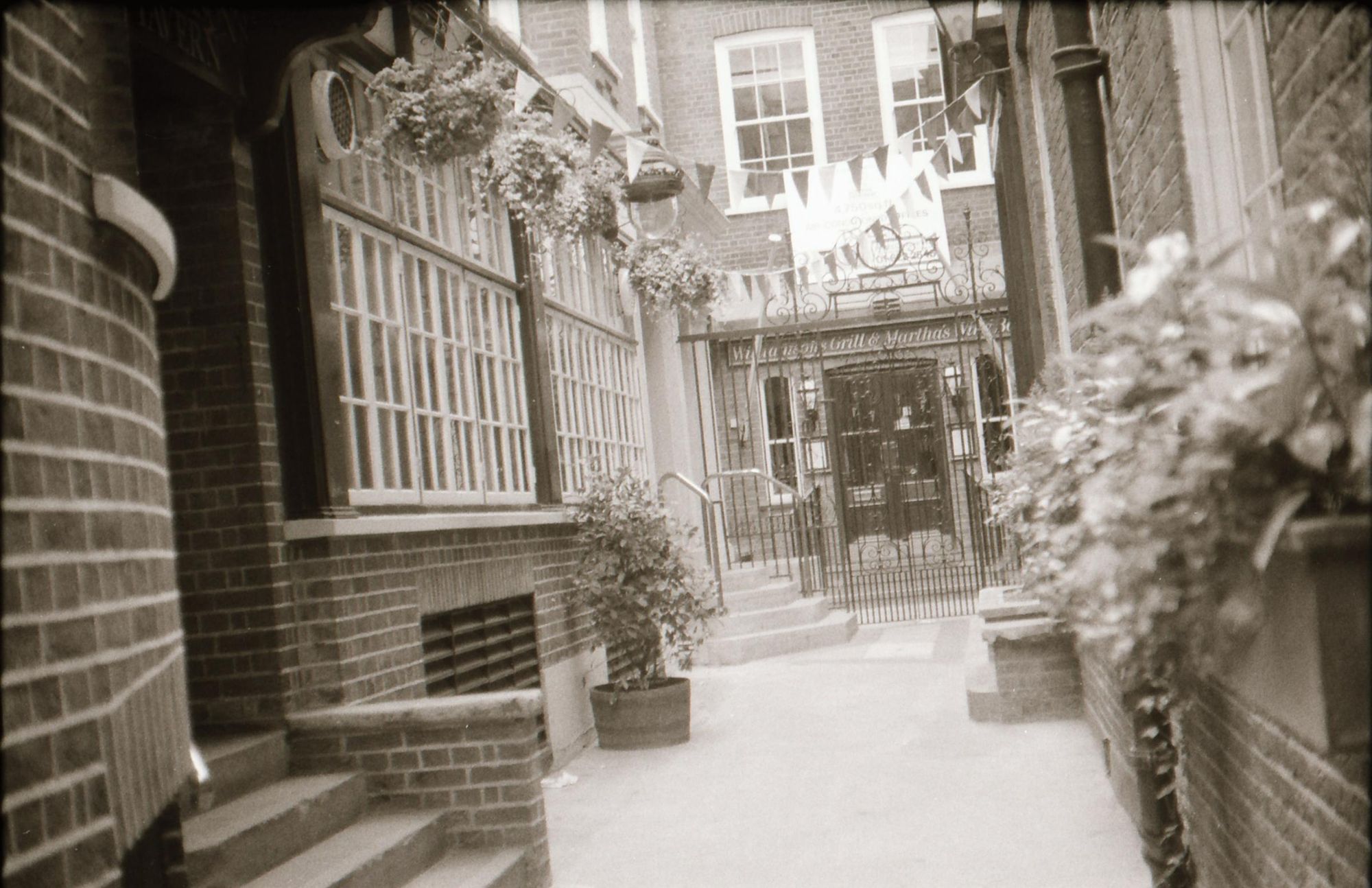 Williamsons Tavern London EC4 taken in July 1985.. (Pub, External). Published on 12-04-2019