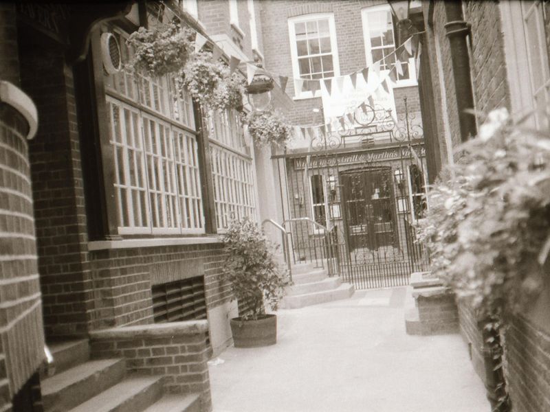 Williamsons Tavern London EC4 taken in July 1985.. (Pub, External). Published on 12-04-2019