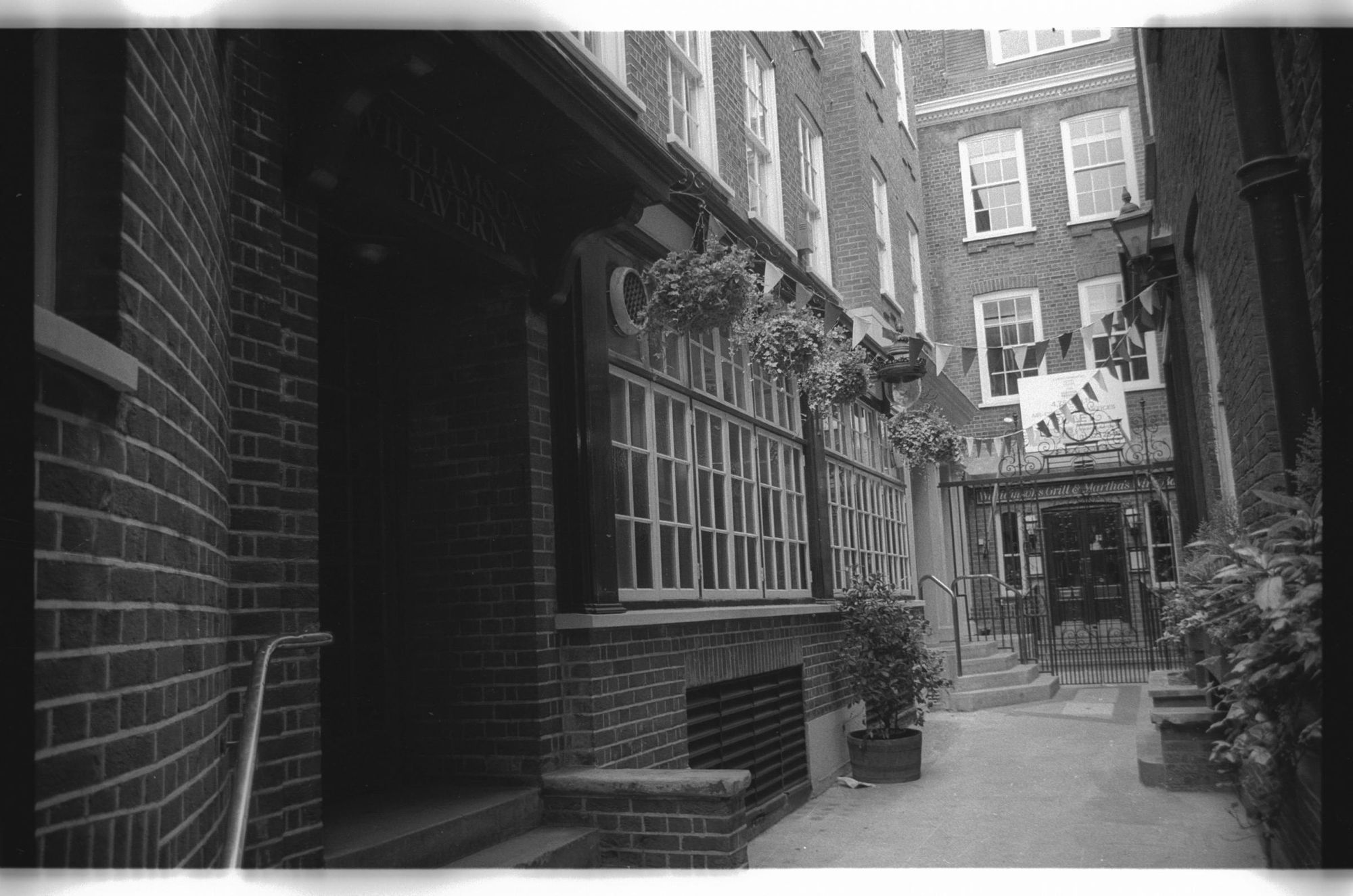 Williamsons Tavern London EC4 taken in July 1985.. (Pub, External). Published on 12-04-2019
