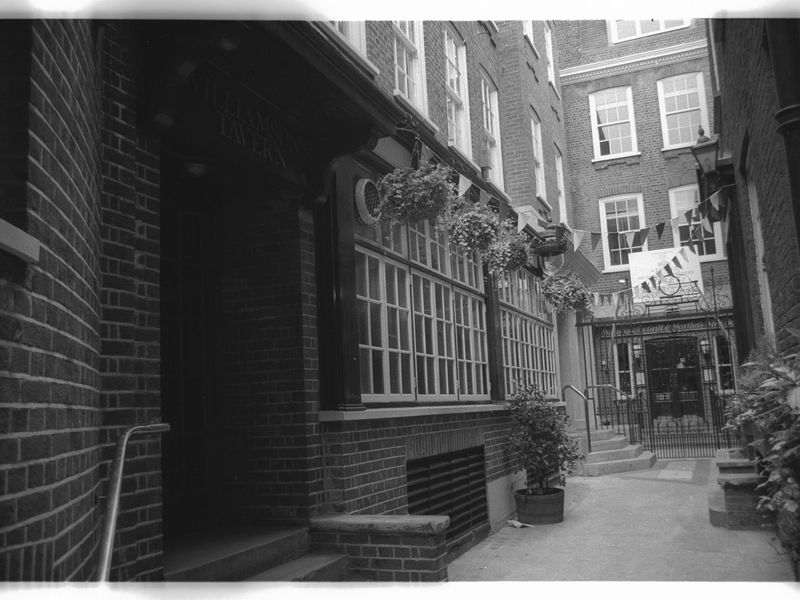 Williamsons Tavern London EC4 taken in July 1985.. (Pub, External). Published on 12-04-2019