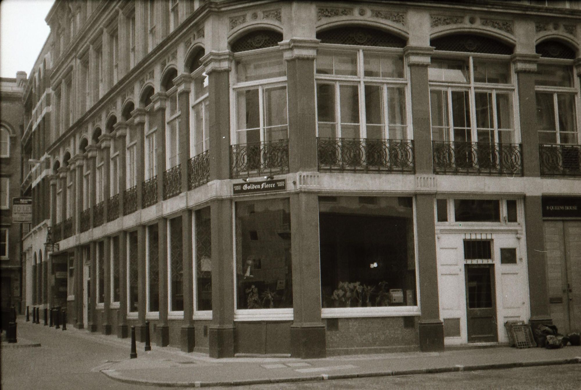 Golden Fleece London EC4 taken in mid  1985.. (Pub, External). Published on 12-04-2019