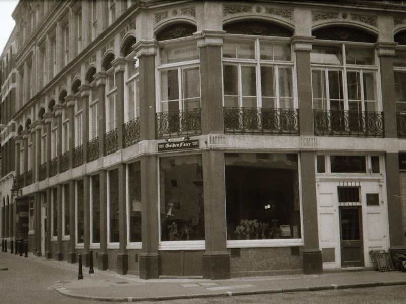 Golden Fleece London EC4 taken in mid  1985.. (Pub, External). Published on 12-04-2019