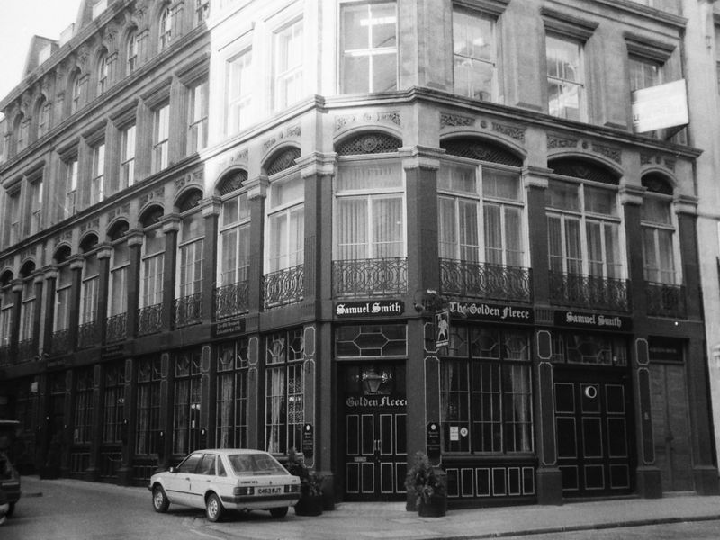 Golden Fleece London EC4 taken 10 Dec 1988.. (Pub, External). Published on 12-04-2019