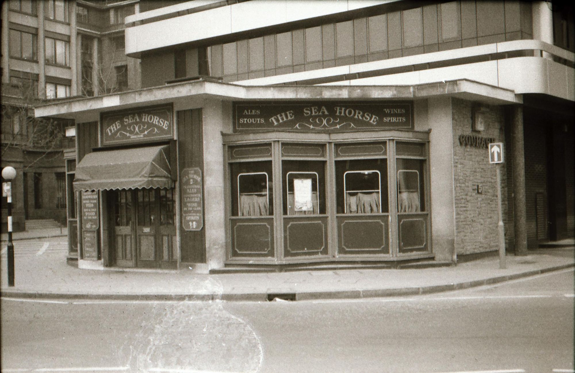 Sea Horse London EC4 taken in mid 1985. (Pub, External). Published on 12-04-2019