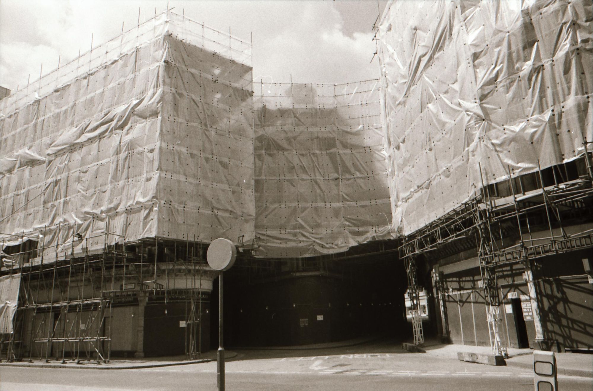 Green Man and Old Shades London EC4 in May 1994.. (Pub, External). Published on 12-04-2019