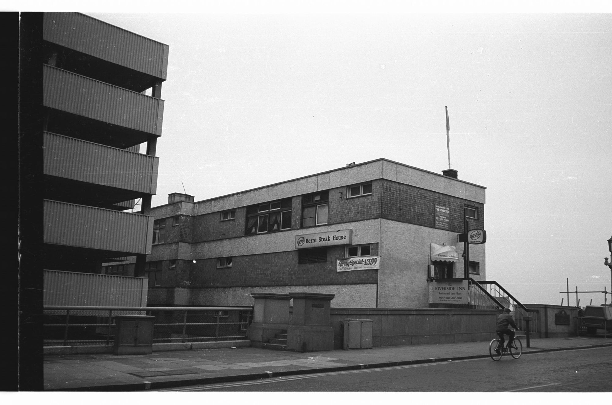 Riverside Inn London EC4 taken in July 1985.. (Pub, External, Key). Published on 13-04-2019