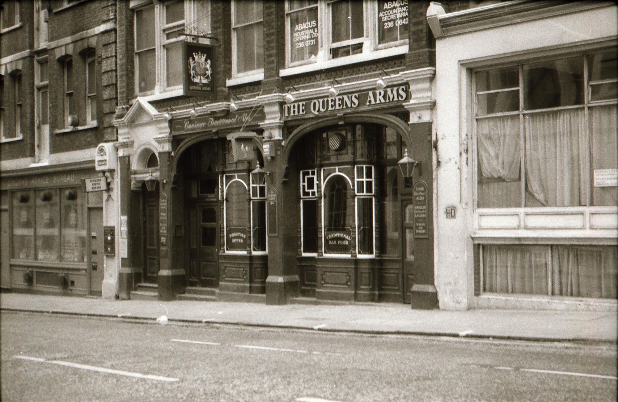 Queens Arms (Vintry) London EC4 taken in mid 1985.. (Pub, External). Published on 13-04-2019