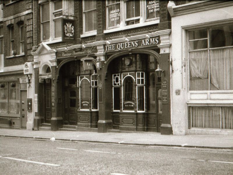 Queens Arms (Vintry) London EC4 taken in mid 1985.. (Pub, External). Published on 13-04-2019