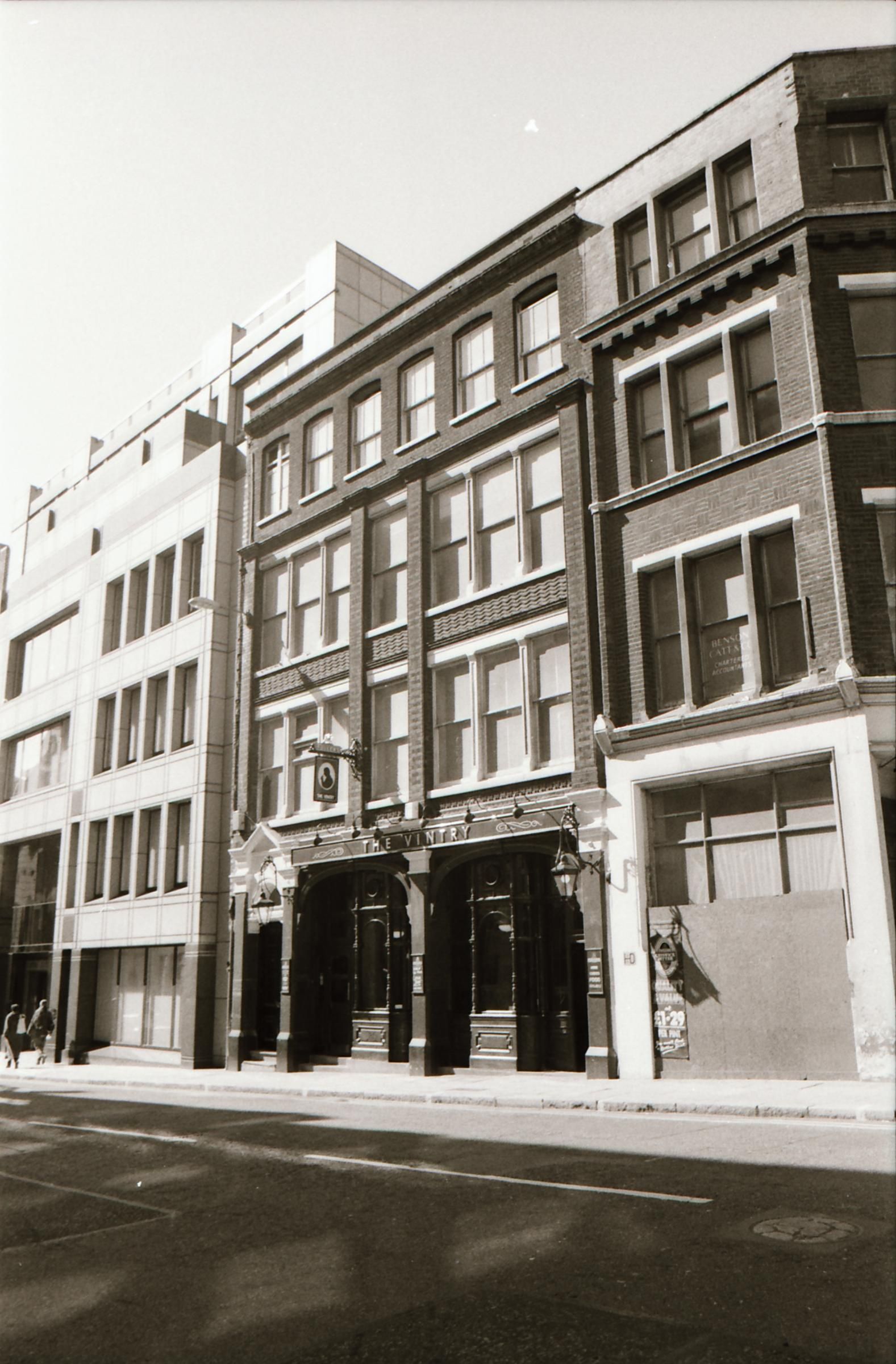 Vintry London EC4 in April 1994. (Pub, External). Published on 13-04-2019