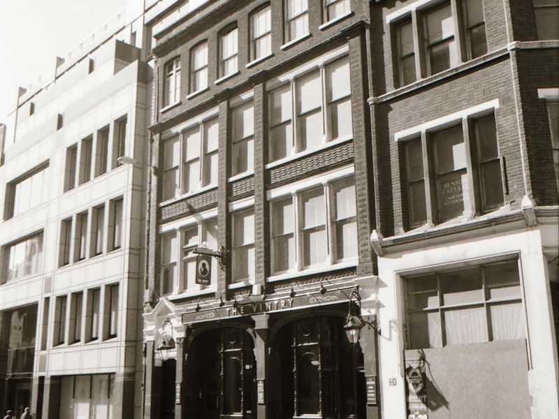 Vintry London EC4 in April 1994. (Pub, External). Published on 13-04-2019