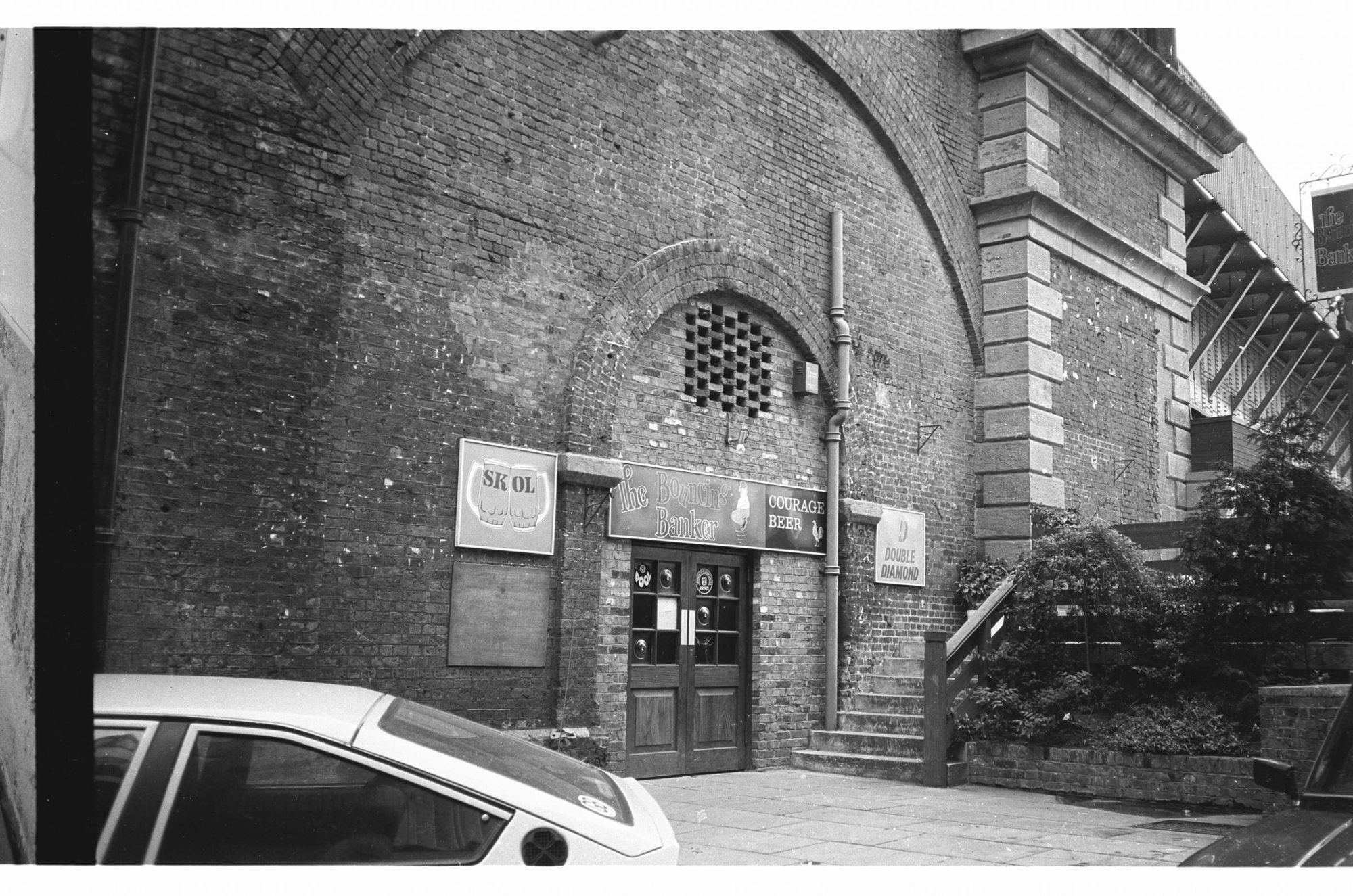 Bouncing Banker London EC4 taken in July 1985.. (Pub, External). Published on 12-04-2019