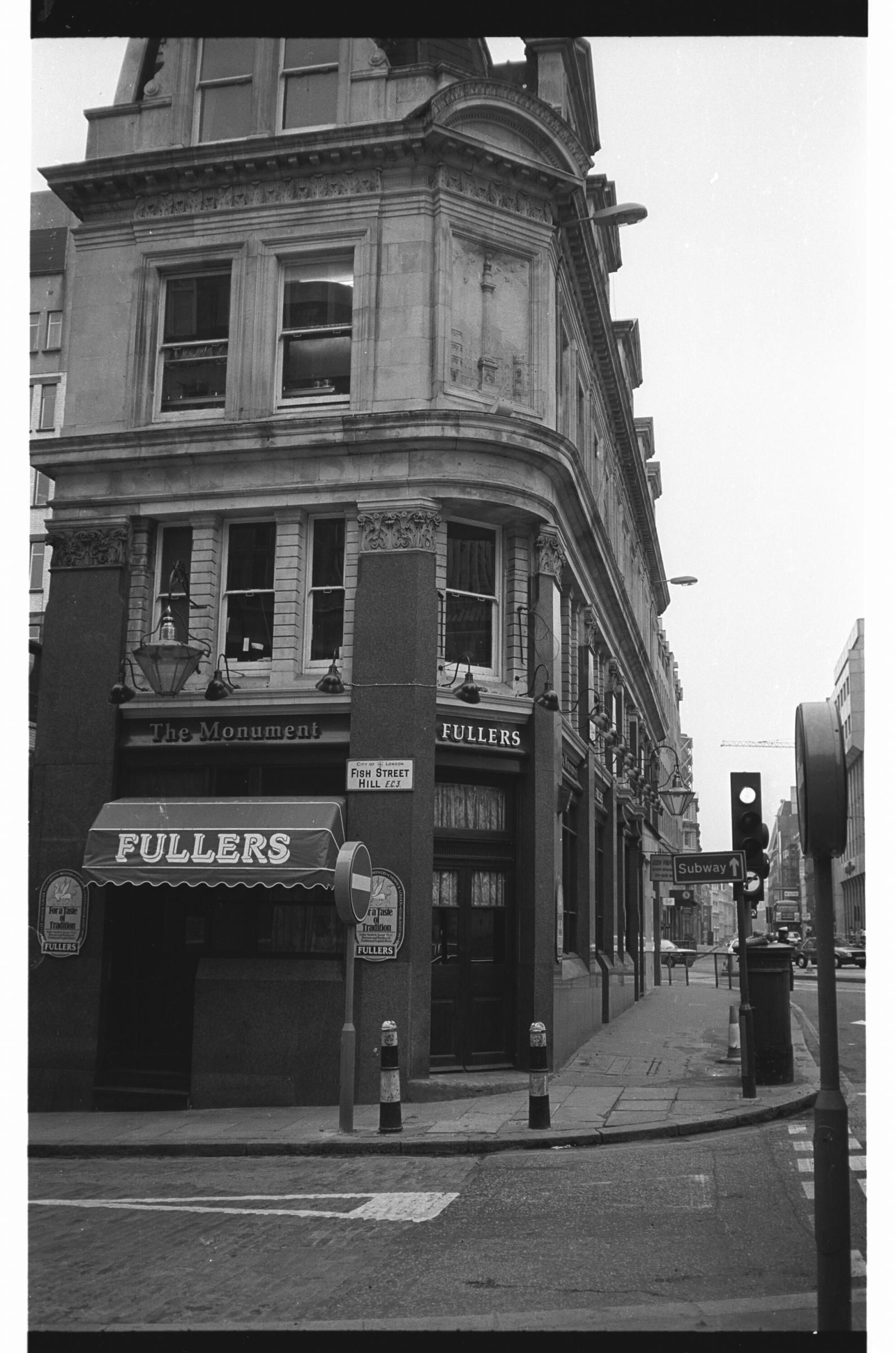 Monument London EC4 taken in July 1985.. (Pub, External). Published on 12-04-2019