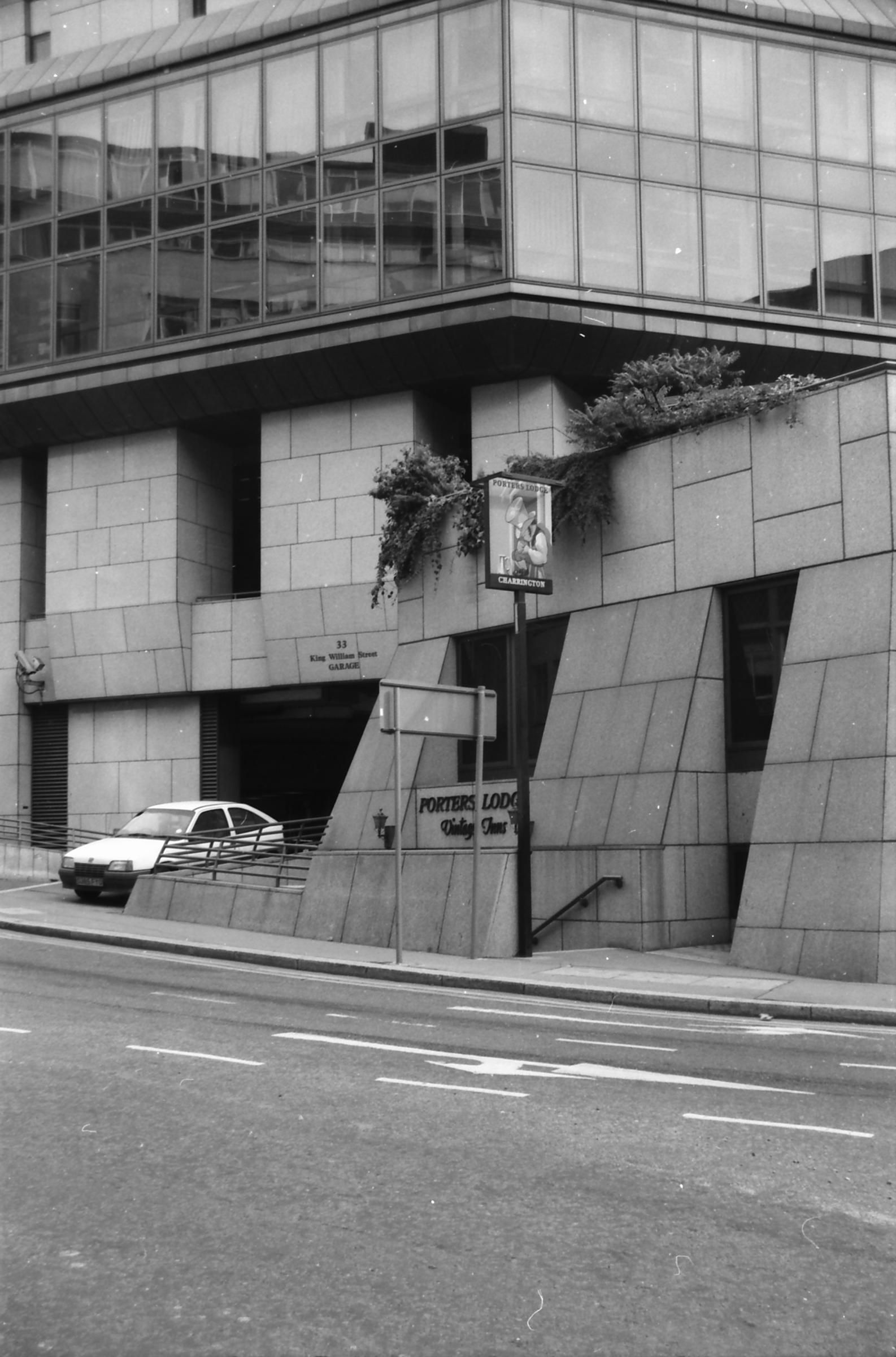 Porters Lodge London EC4 taken in Oct 1988.. (Pub, External). Published on 12-04-2019