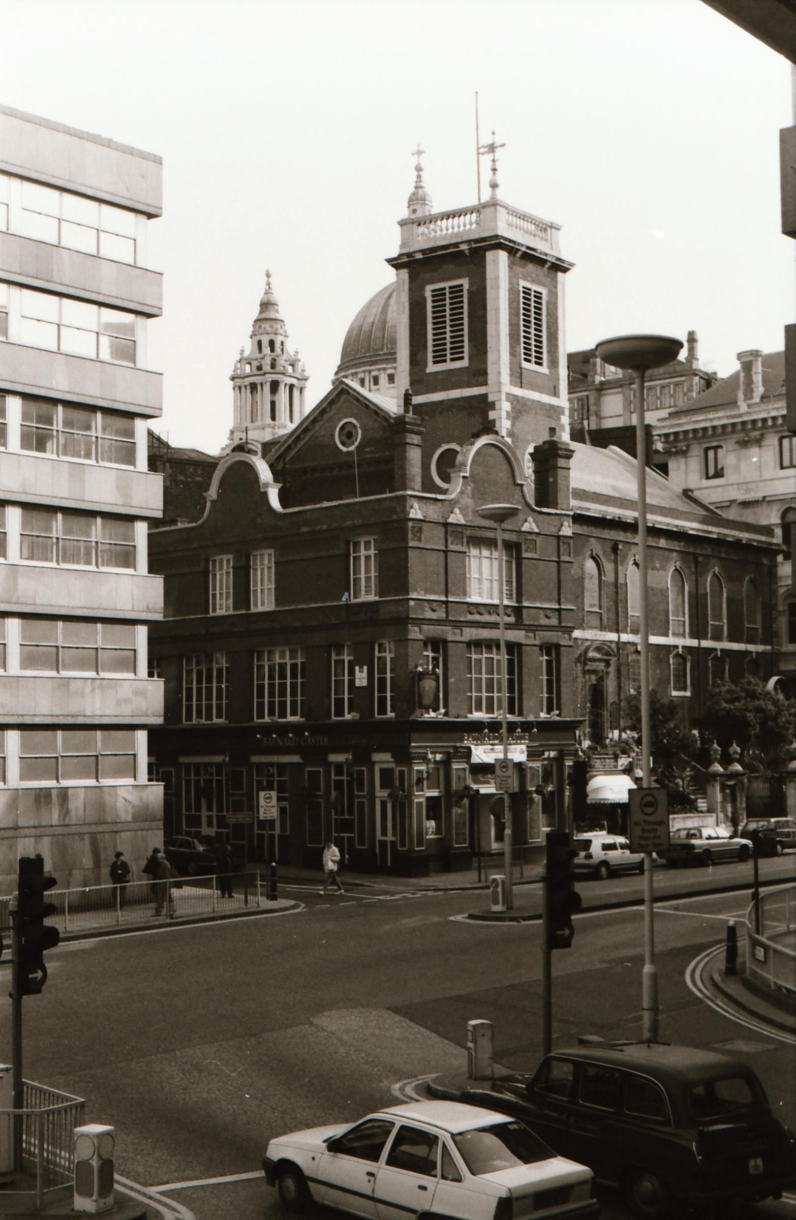 Baynard Castle-Cos Bar London EC4 in April 1994.. (Pub, External). Published on 12-04-2019