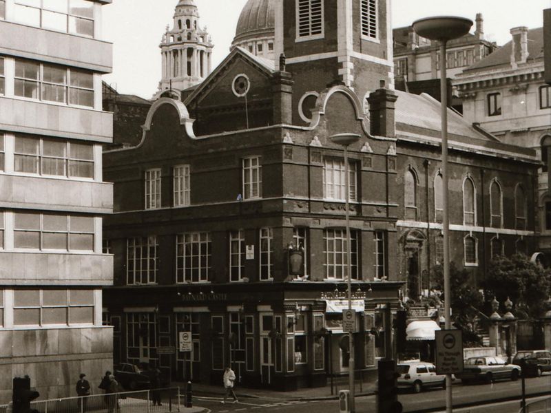 Baynard Castle-Cos Bar London EC4 in April 1994.. (Pub, External). Published on 12-04-2019