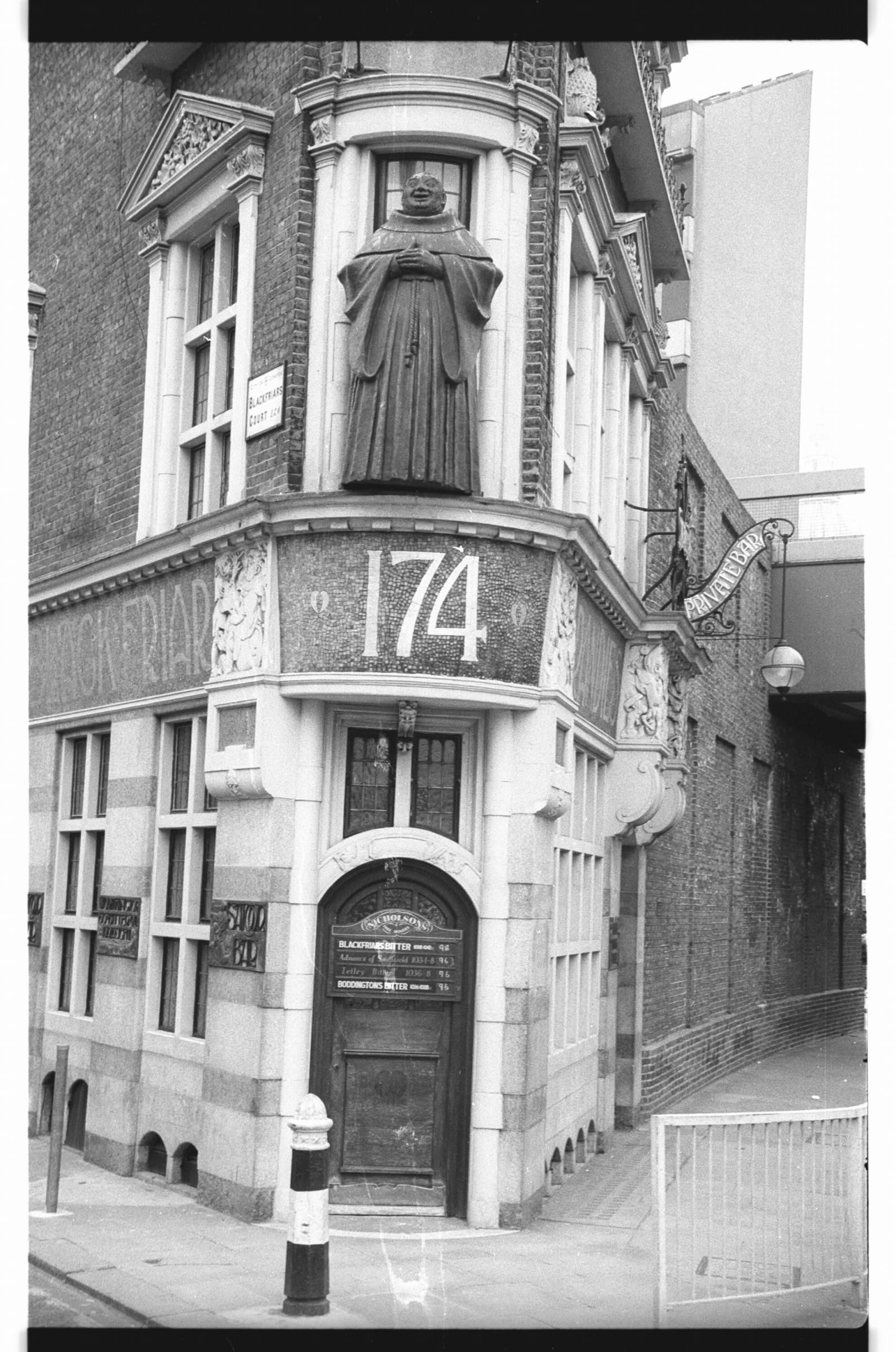 Black Friar London EC4 taken July 1985.. (Pub, External). Published on 12-04-2019