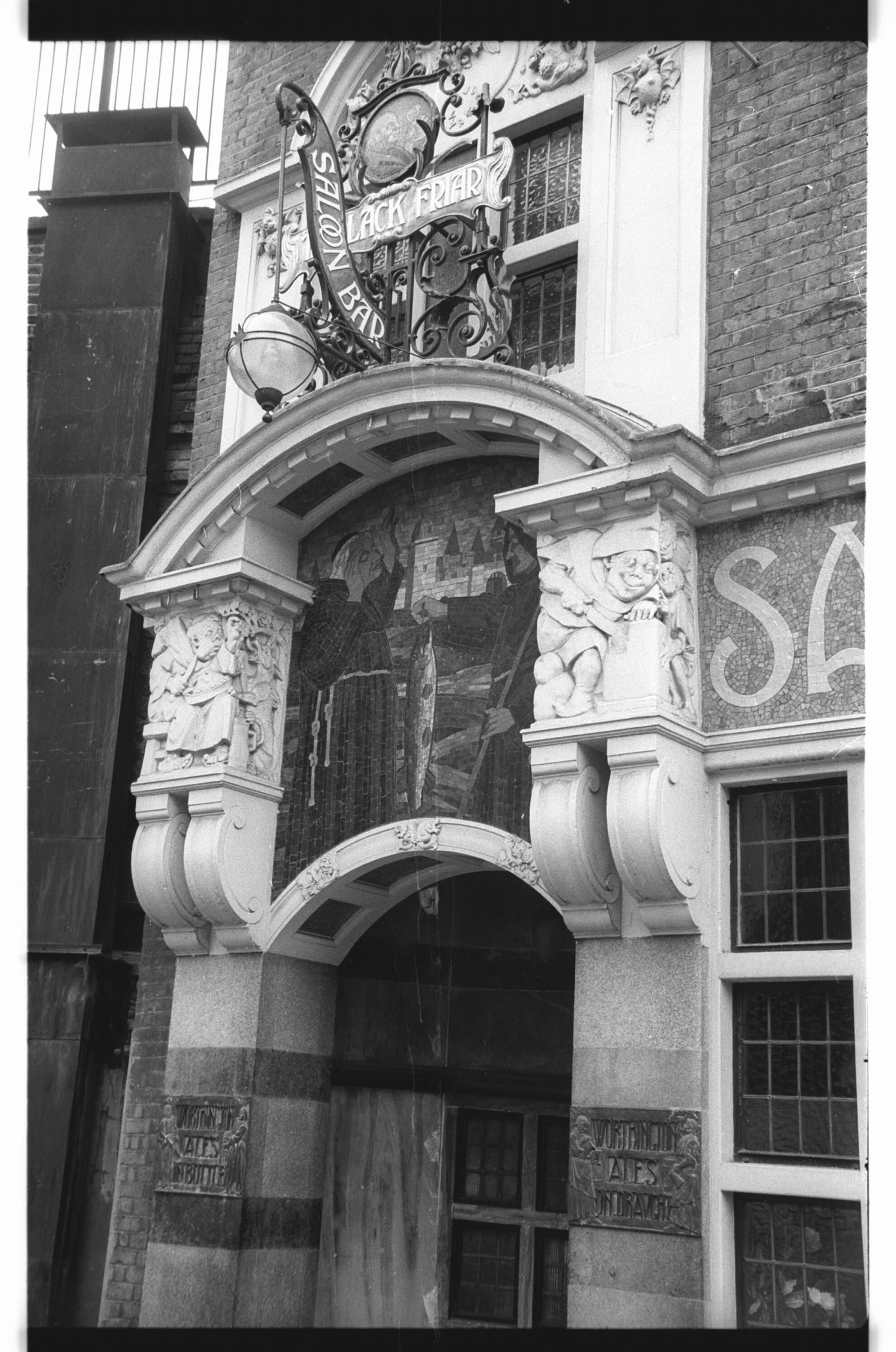 Black Friar London EC4 taken July 1985.. (Pub, External). Published on 12-04-2019