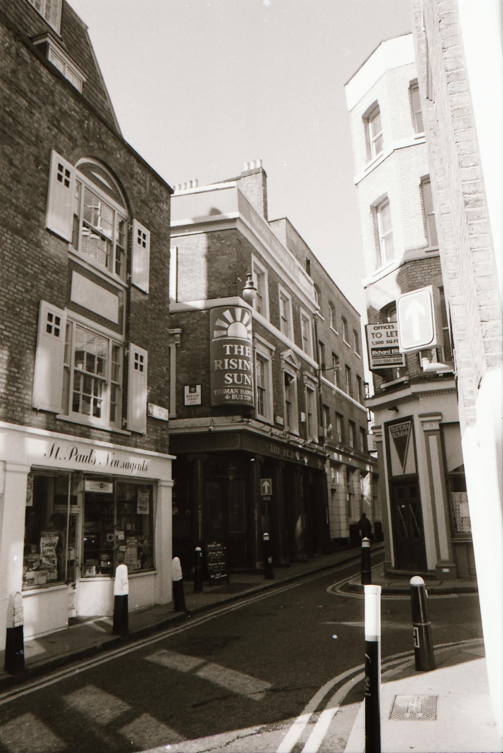 Rising Sun London EC4 in April 1994.. (Pub, External). Published on 12-04-2019