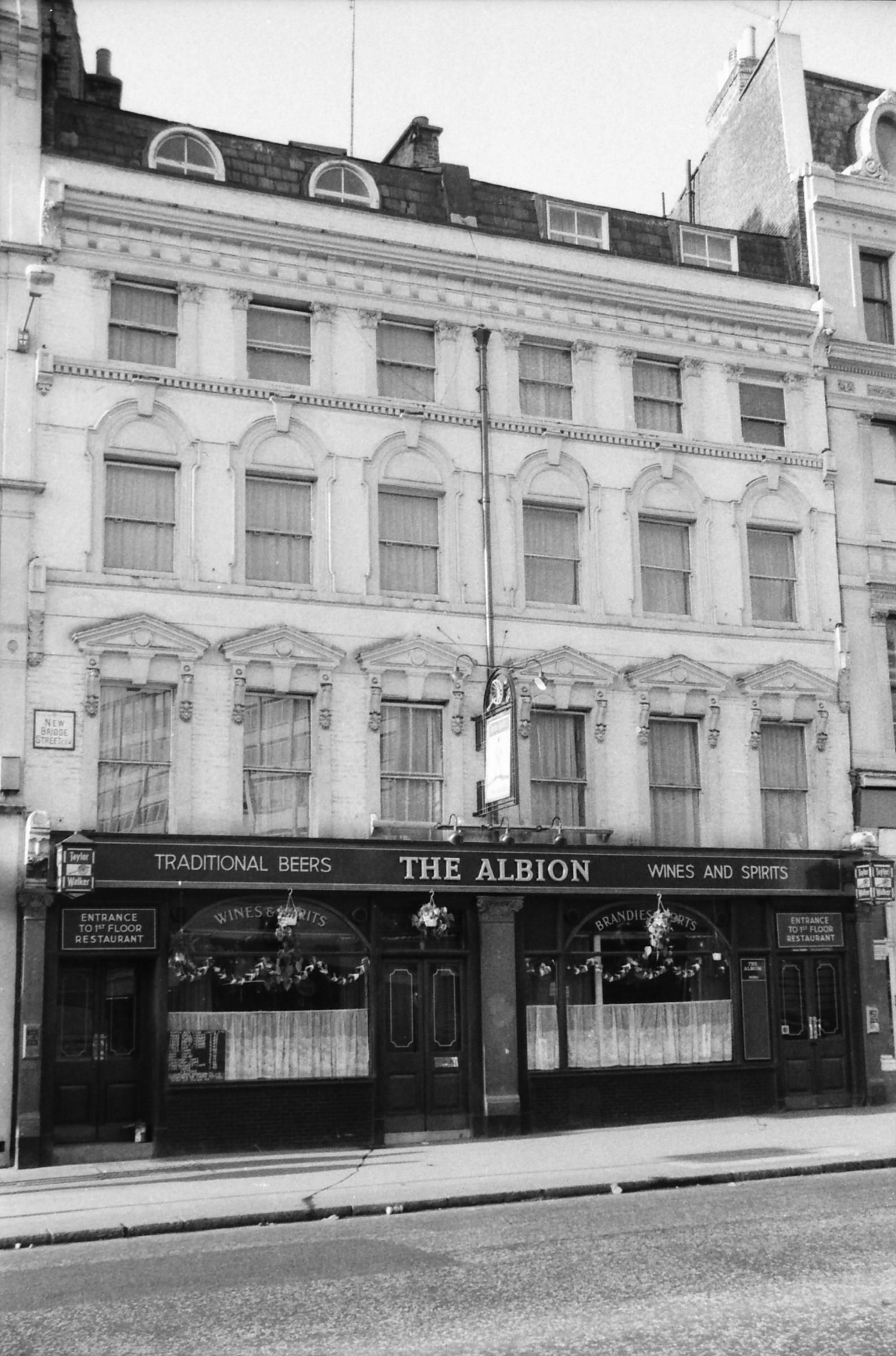 Albion London EC4 taken 10 Dec 1988.. (Pub, External). Published on 12-04-2019