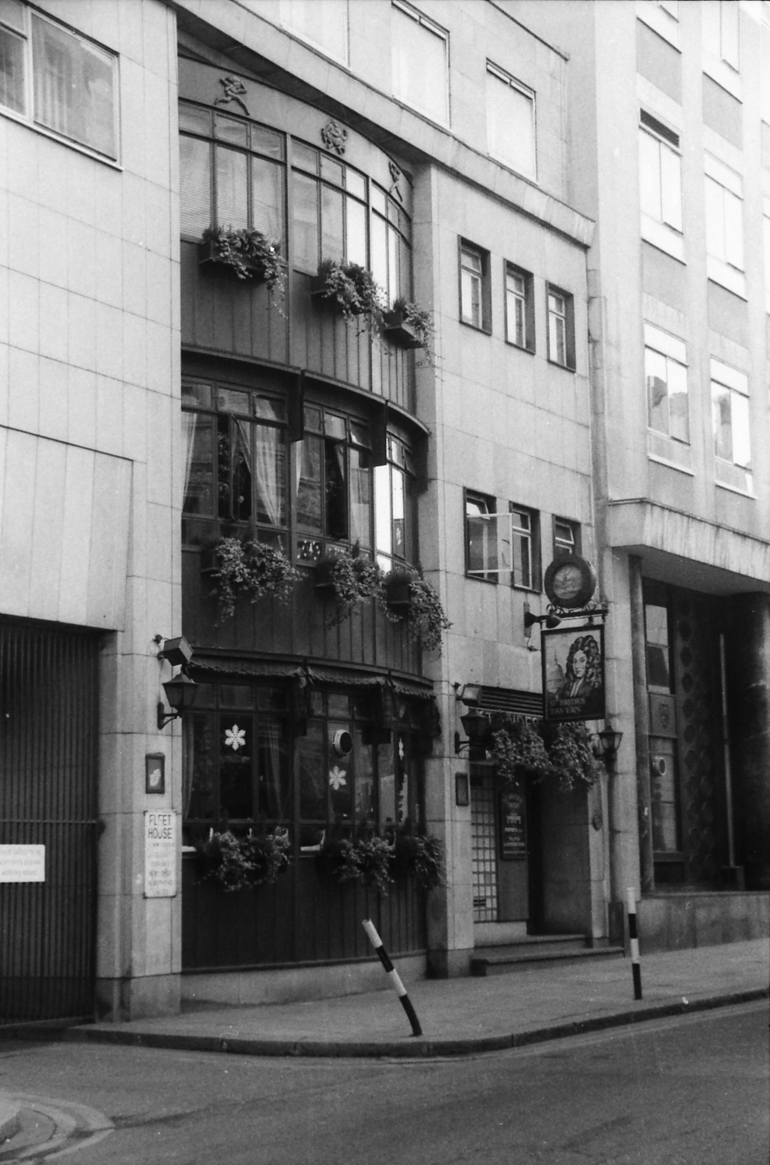 St Brides Tavern London EC4 taken 10 Dec 1988.. (Pub, External). Published on 12-04-2019