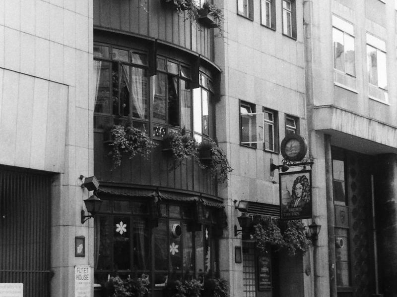 St Brides Tavern London EC4 taken 10 Dec 1988.. (Pub, External). Published on 12-04-2019