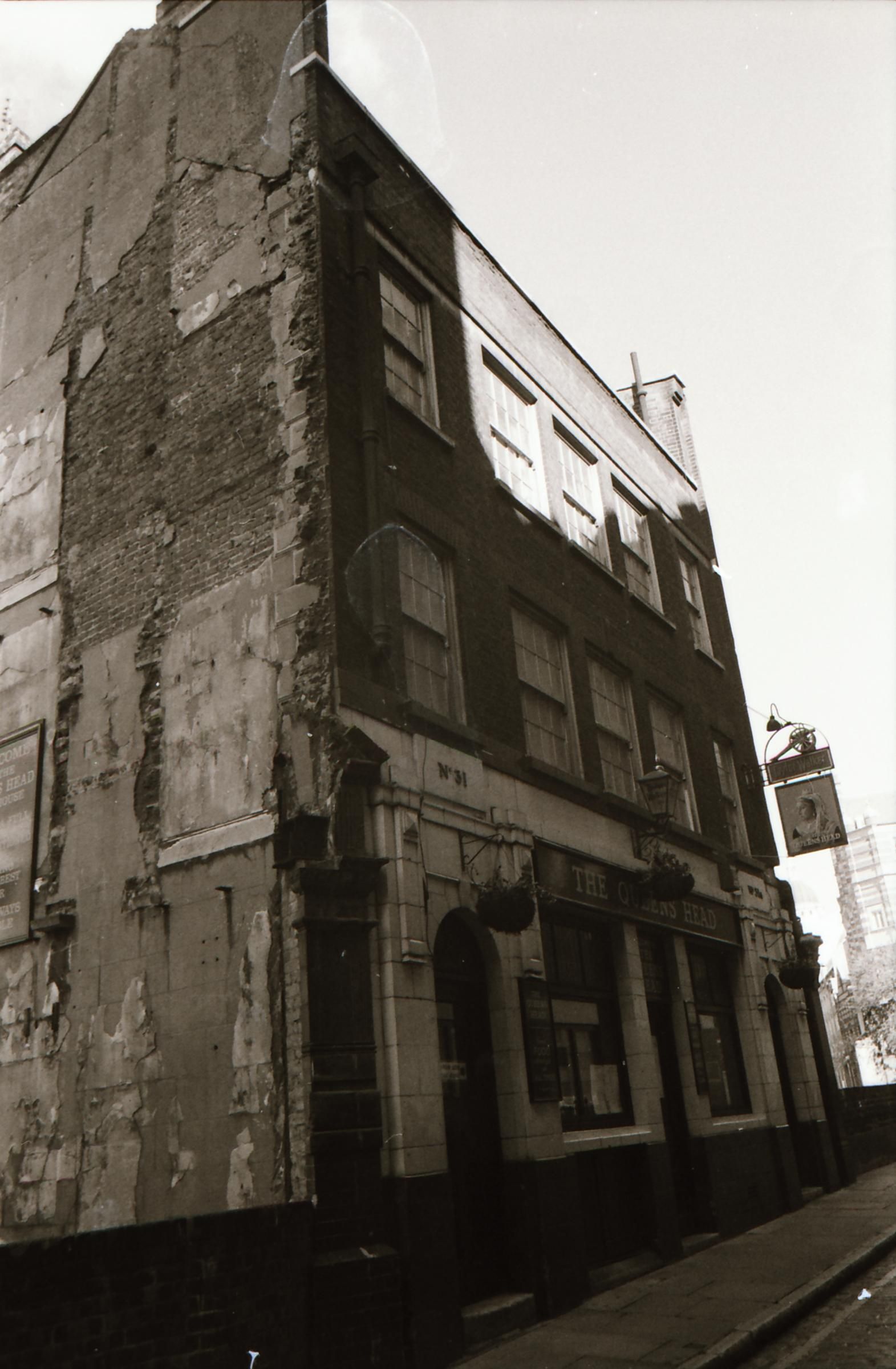 Queens Head London EC4 in April 1994.. (Pub, External). Published on 12-04-2019
