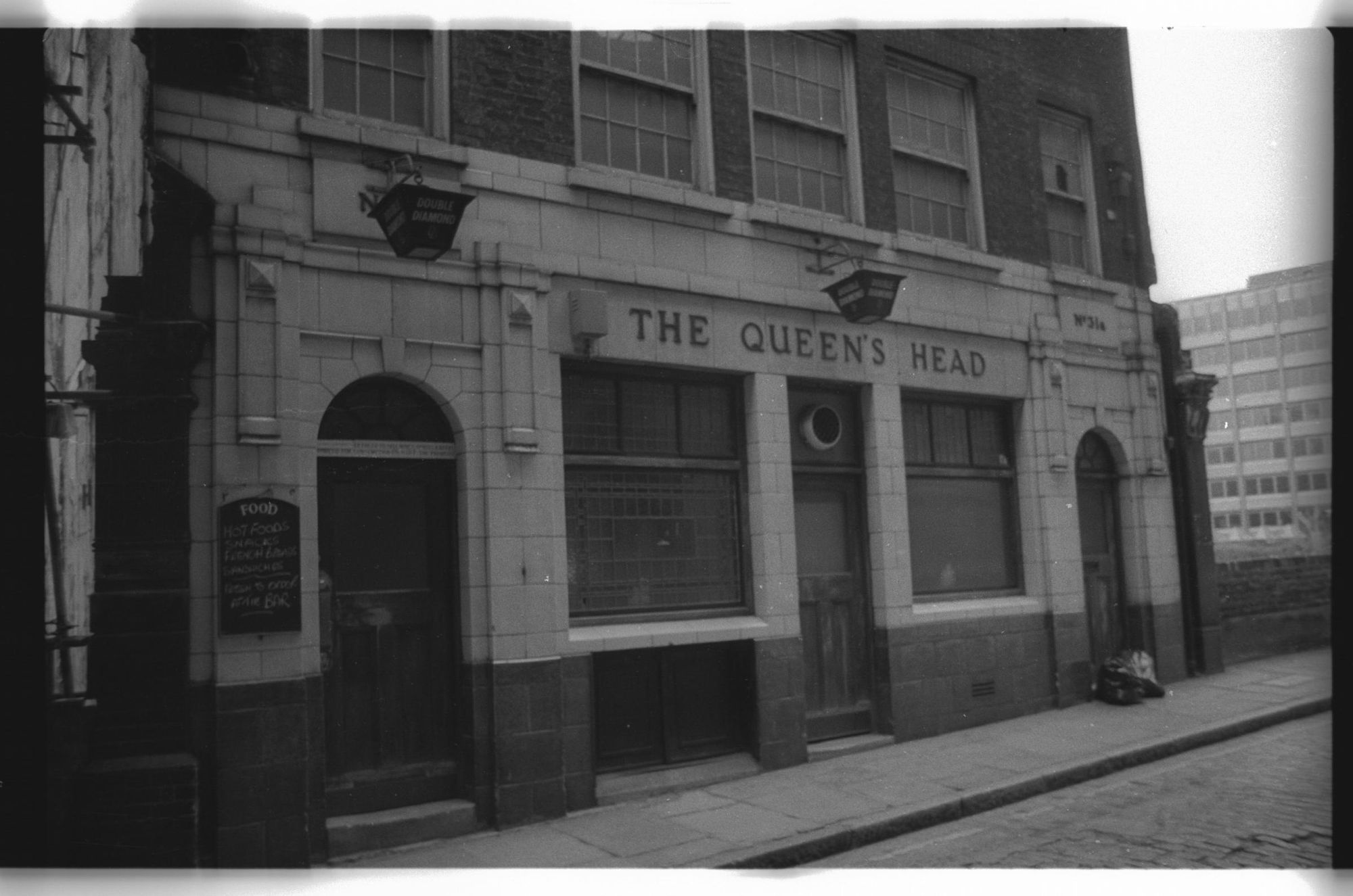 Queens Head London EC4 taken in July 1985.. (Pub, External). Published on 12-04-2019