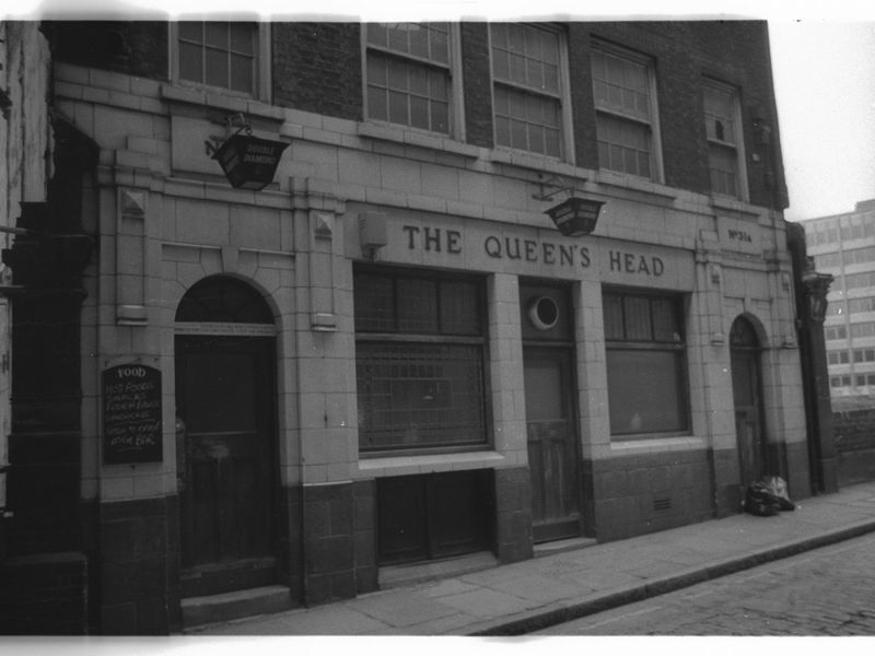 Queens Head London EC4 taken in July 1985.. (Pub, External). Published on 12-04-2019 