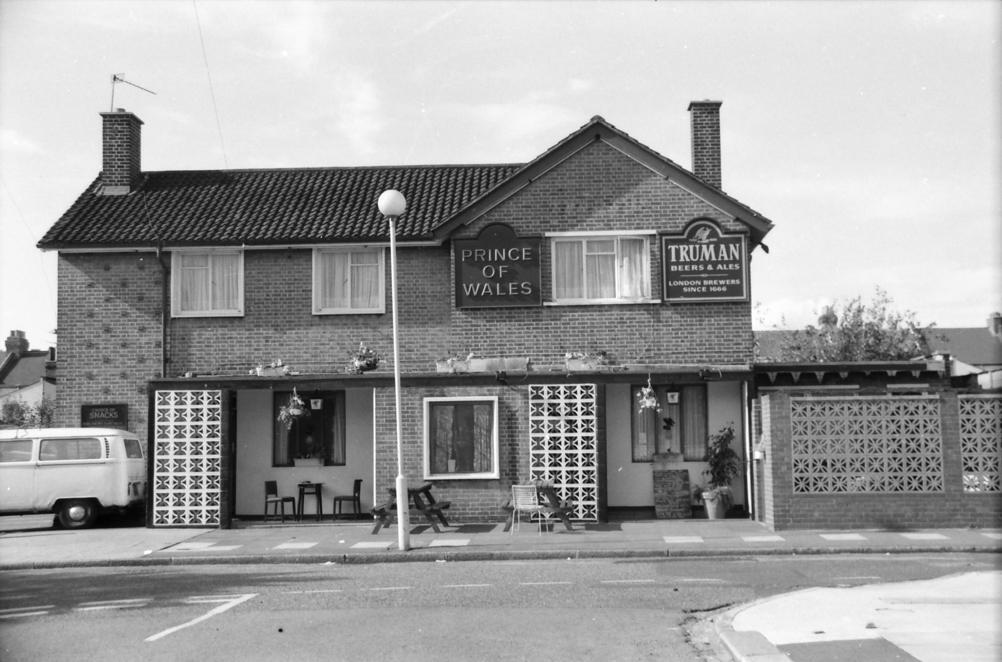 Prince of Wales London E13 taken 29 Aug 1988.. (Pub, External, Key). Published on 06-10-2018