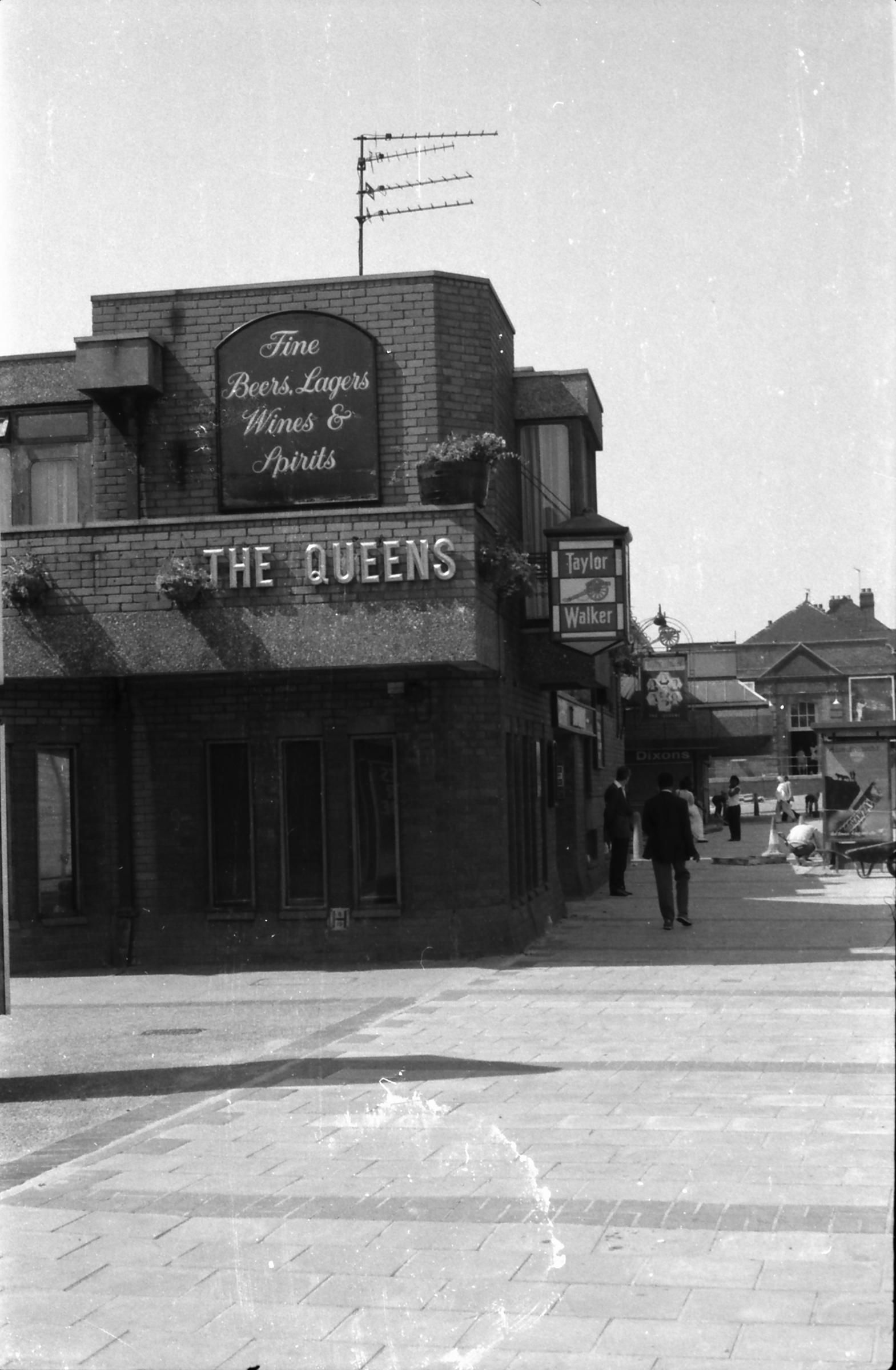 Queens London E13 taken in July 1987.. (Pub, External). Published on 06-10-2018