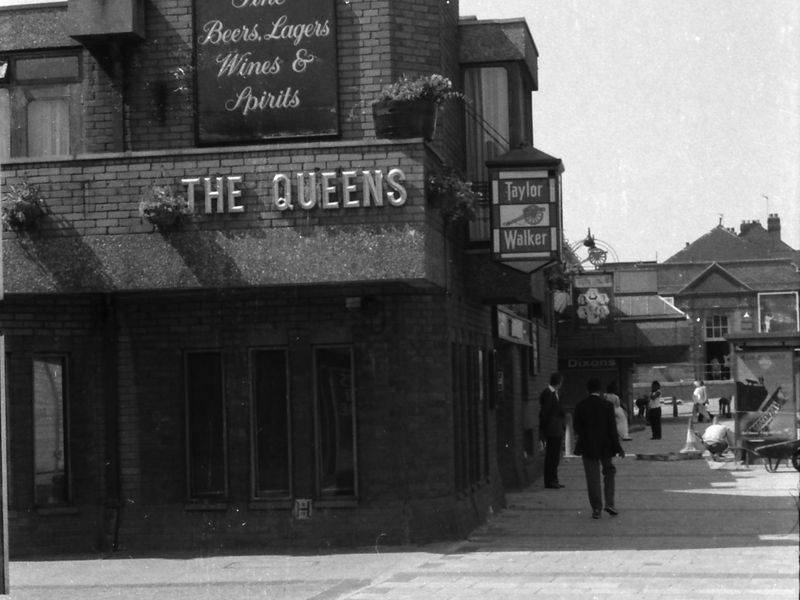 Queens London E13 taken in July 1987.. (Pub, External). Published on 06-10-2018