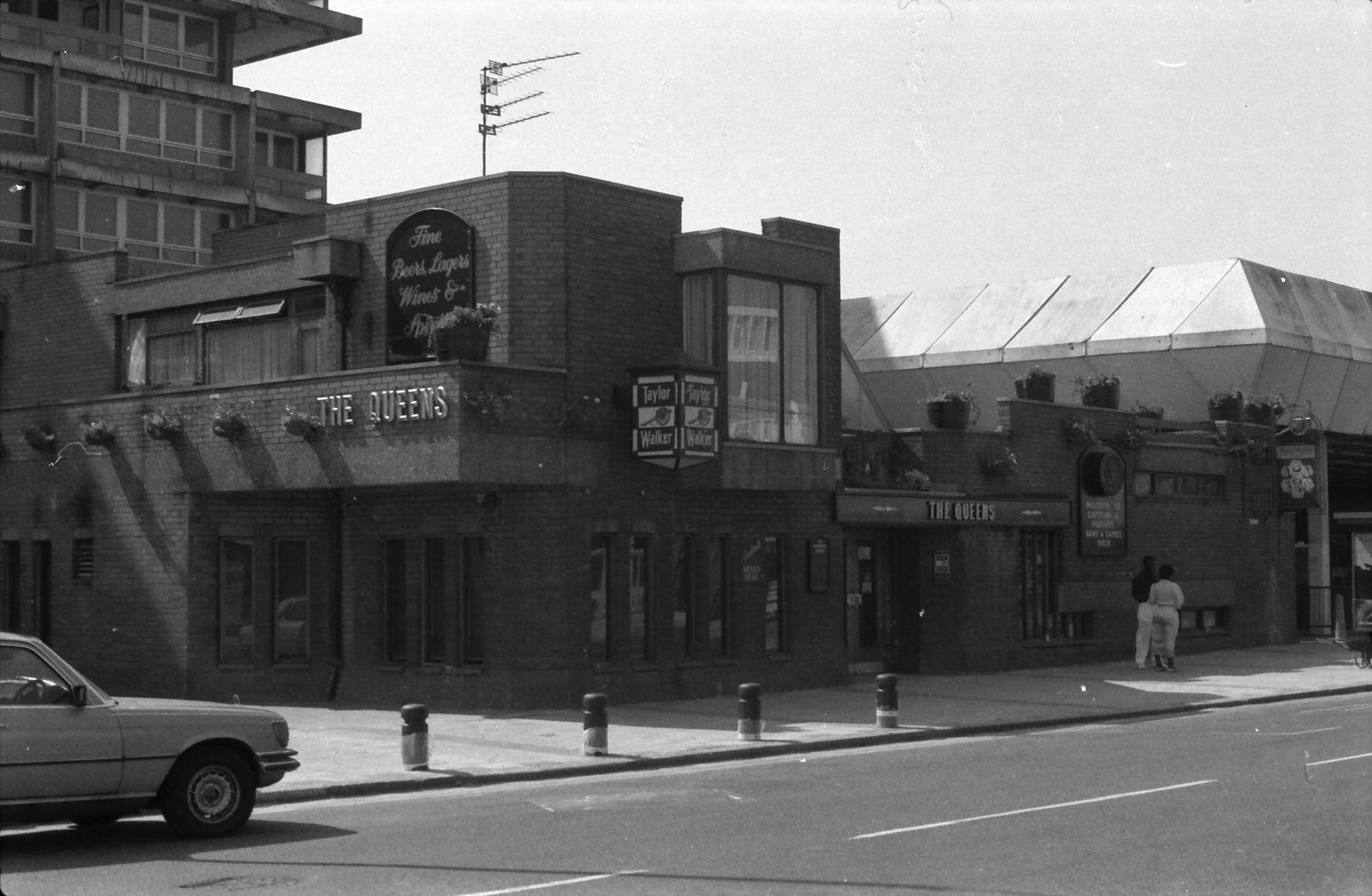 Queens London E13 taken in July 1987.. (Pub, External). Published on 06-10-2018