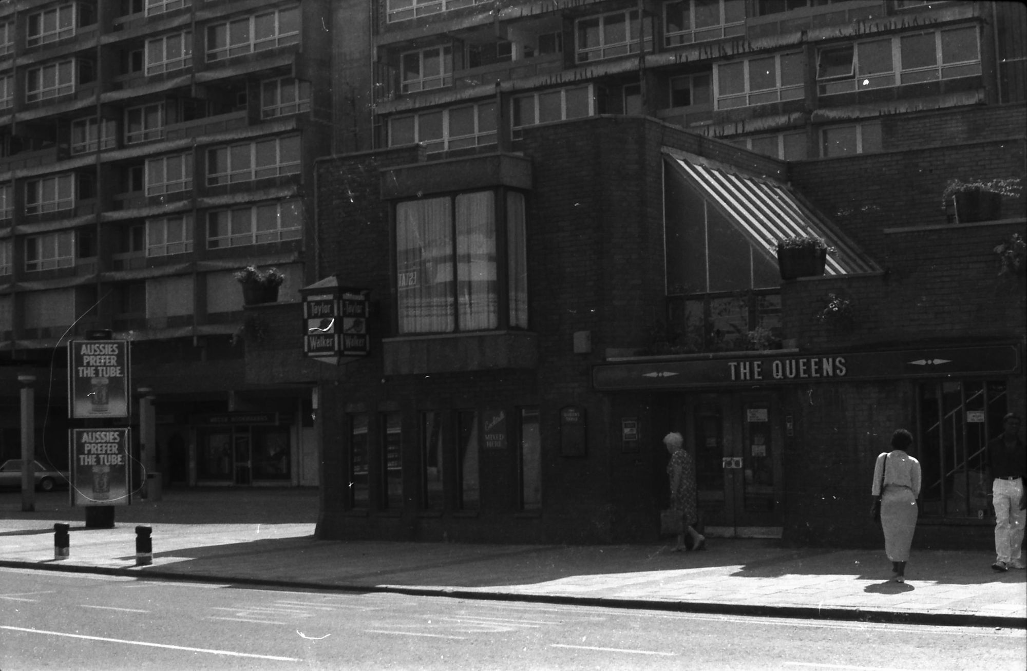 Queens London E13 taken in July 1987.. (Pub, External). Published on 06-10-2018