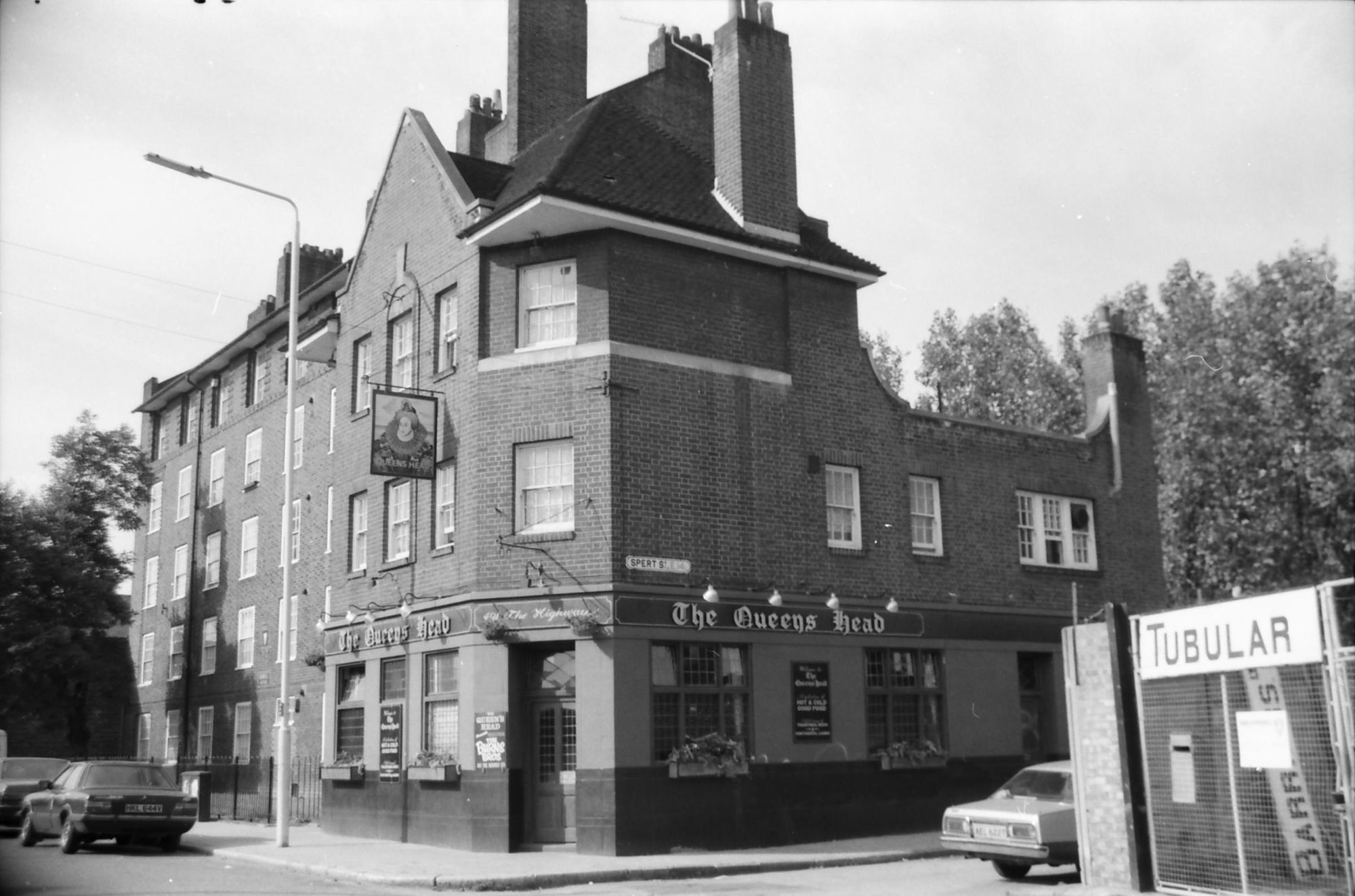Queens Head The Highway London E14 taken 1 Oct 1988.. (Pub, External, Key). Published on 15-11-2018