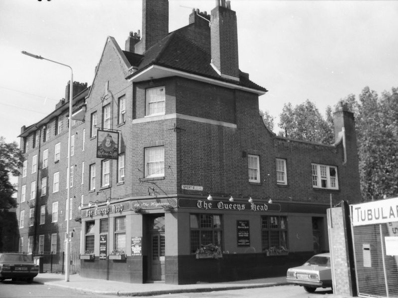 Queens Head The Highway London E14 taken 1 Oct 1988.. (Pub, External, Key). Published on 15-11-2018