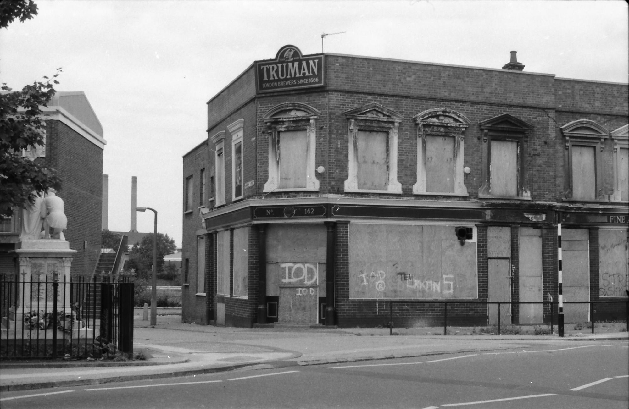 St Leonards Arms London E14 taken in 1987.. (Pub, External, Key). Published on 15-11-2018