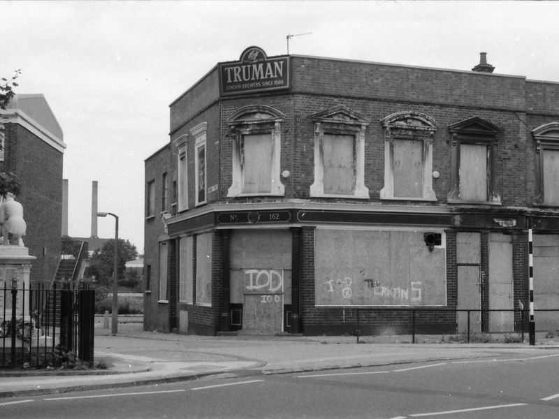 St Leonards Arms London E14 taken in 1987.. (Pub, External, Key). Published on 15-11-2018