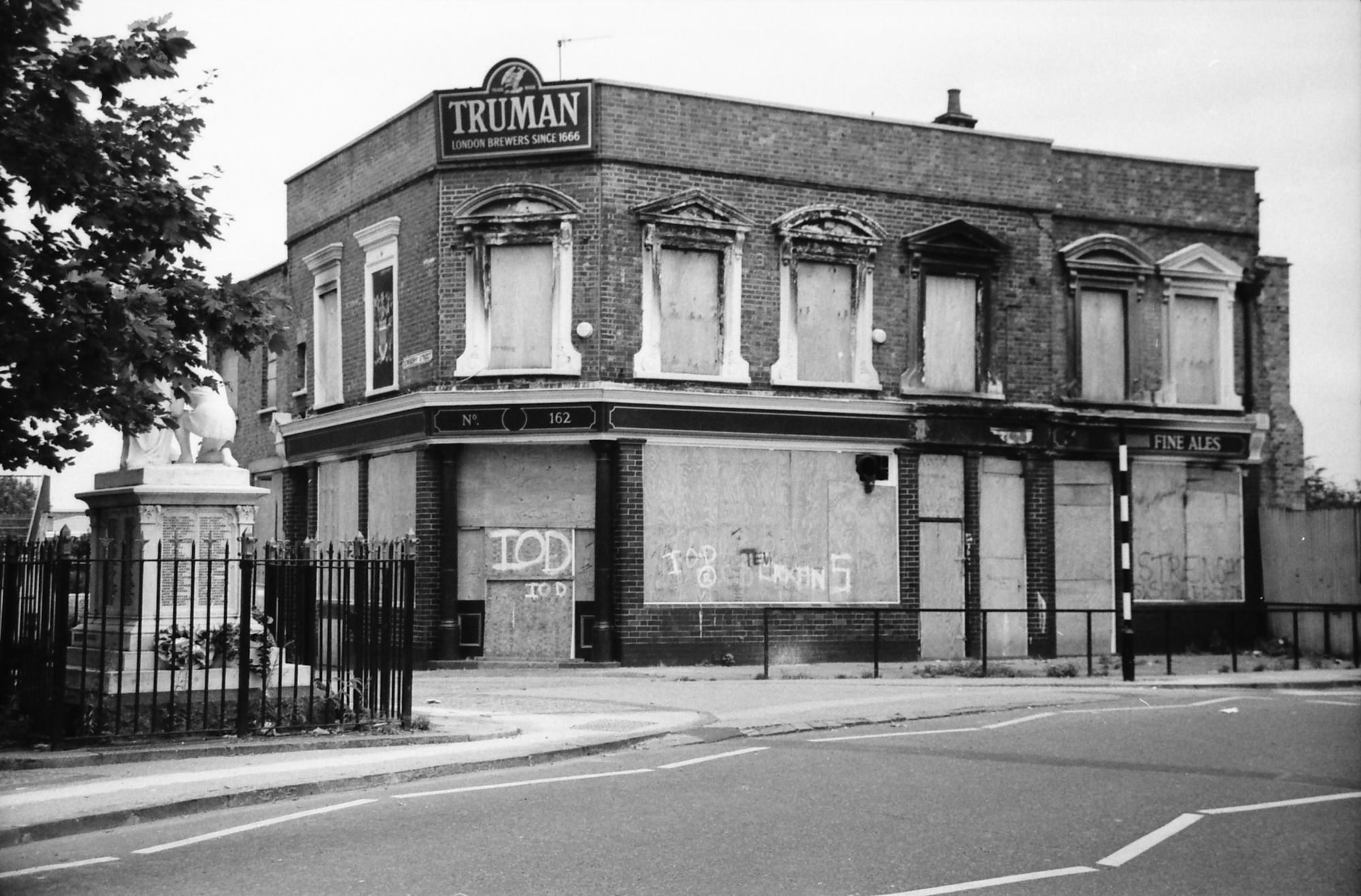 E14-St Leonards Arms taken 25-7-1987.. (Pub, External). Published on 15-11-2018