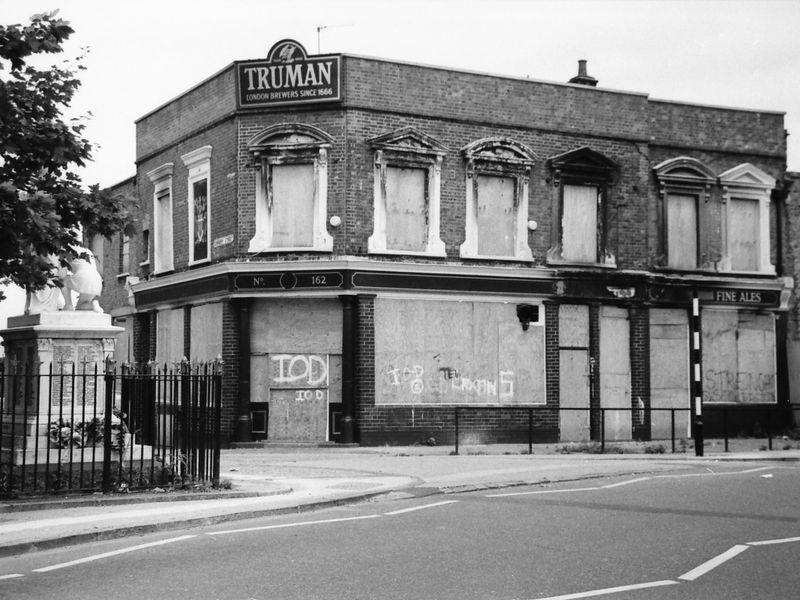 E14-St Leonards Arms taken 25-7-1987.. (Pub, External). Published on 15-11-2018