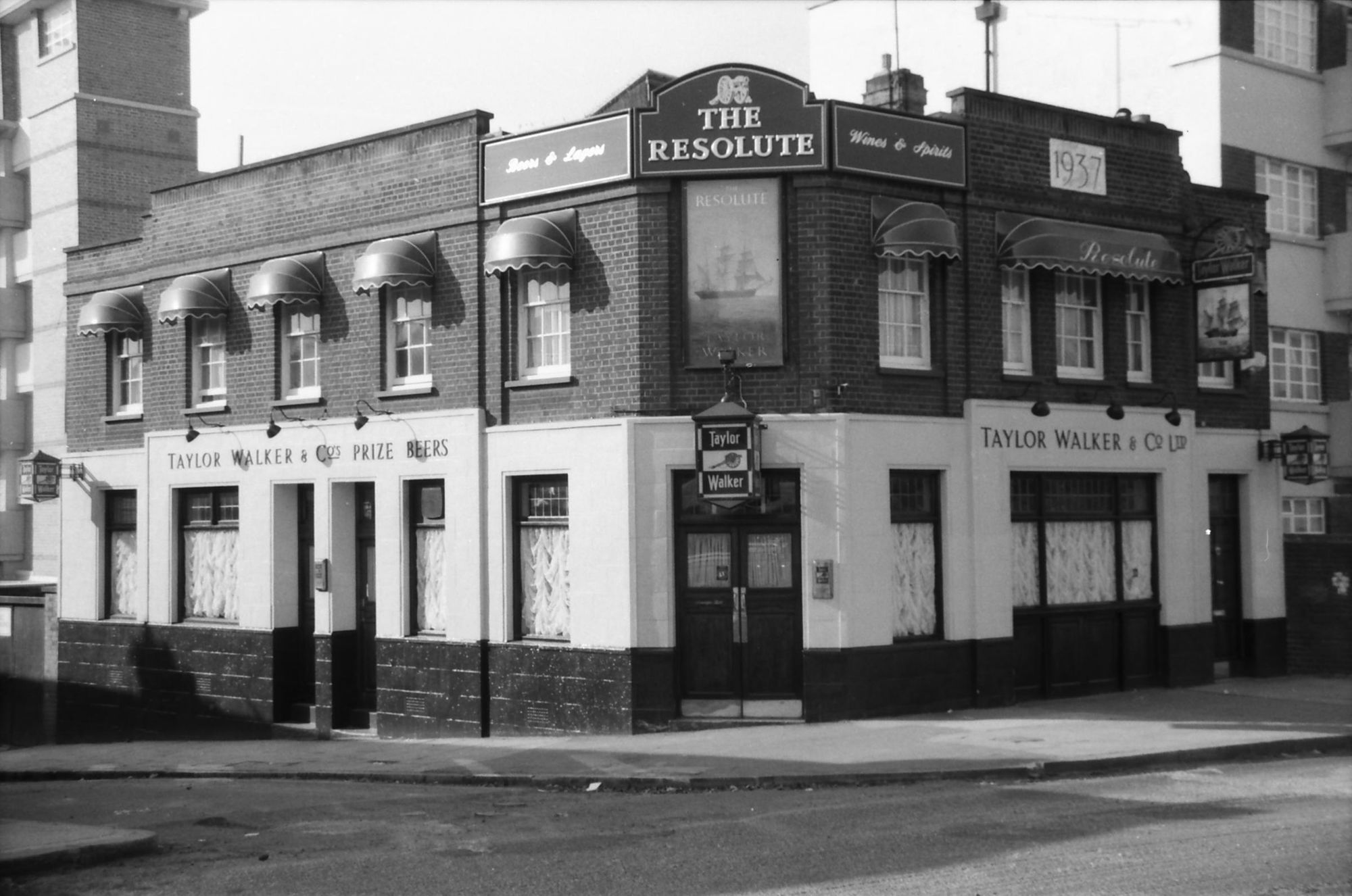 Resolute Tavern London E14 taken 18 Sept 1988.. (Pub, External, Key). Published on 15-11-2018