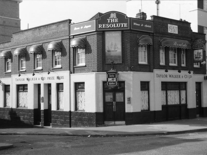 Resolute Tavern London E14 taken 18 Sept 1988.. (Pub, External, Key). Published on 15-11-2018