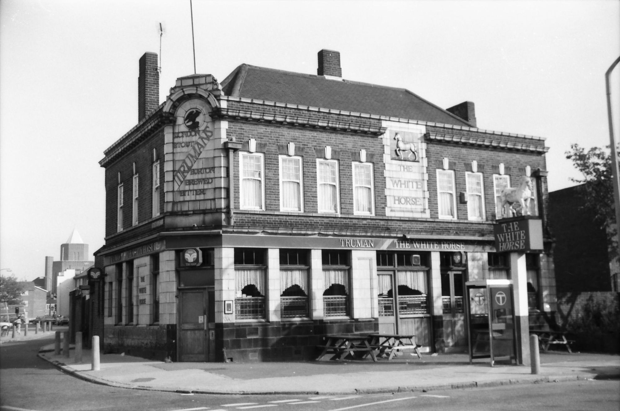 White Horse London E14 taken 18 Sept 1988.. (Pub, External, Key). Published on 15-11-2018