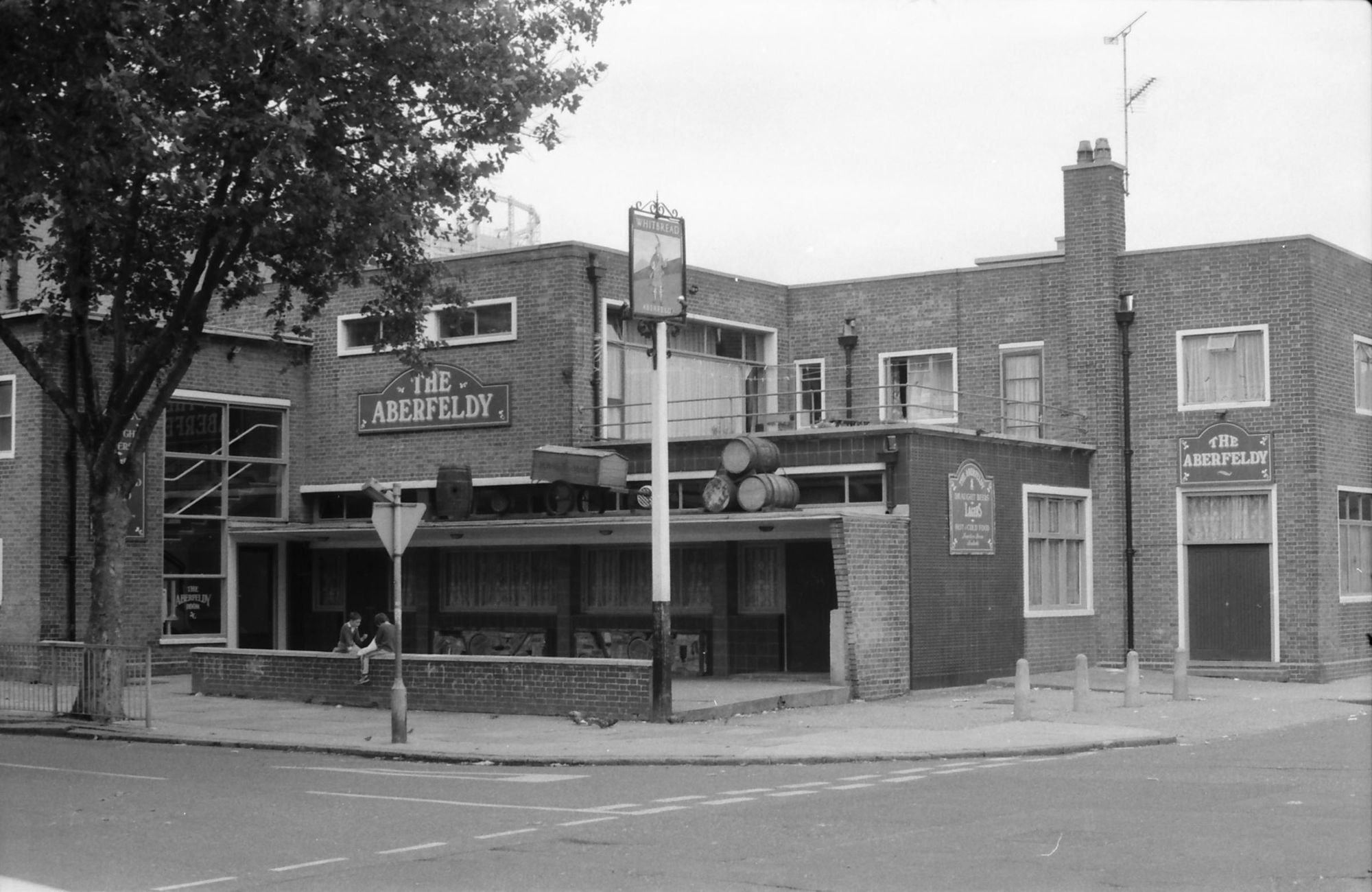 Aberfeldy London E14 taken in 1987.. (Pub, External). Published on 15-11-2018