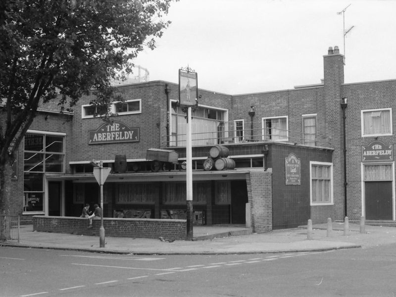 Aberfeldy London E14 taken in 1987.. (Pub, External). Published on 15-11-2018