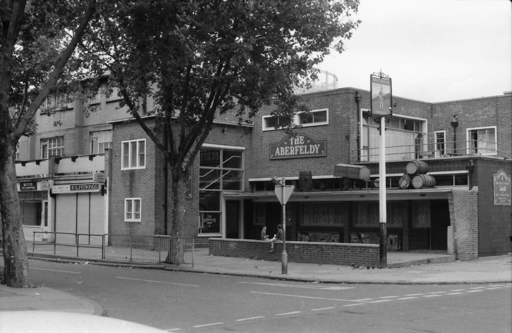 Aberfeldy London E14 taken in 1987.. (Pub, External). Published on 15-11-2018