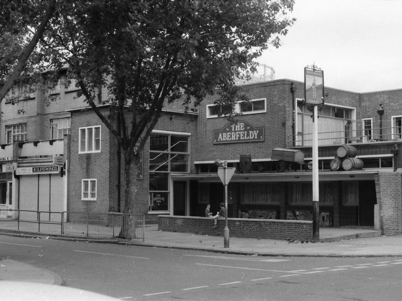 Aberfeldy London E14 taken in 1987.. (Pub, External). Published on 15-11-2018
