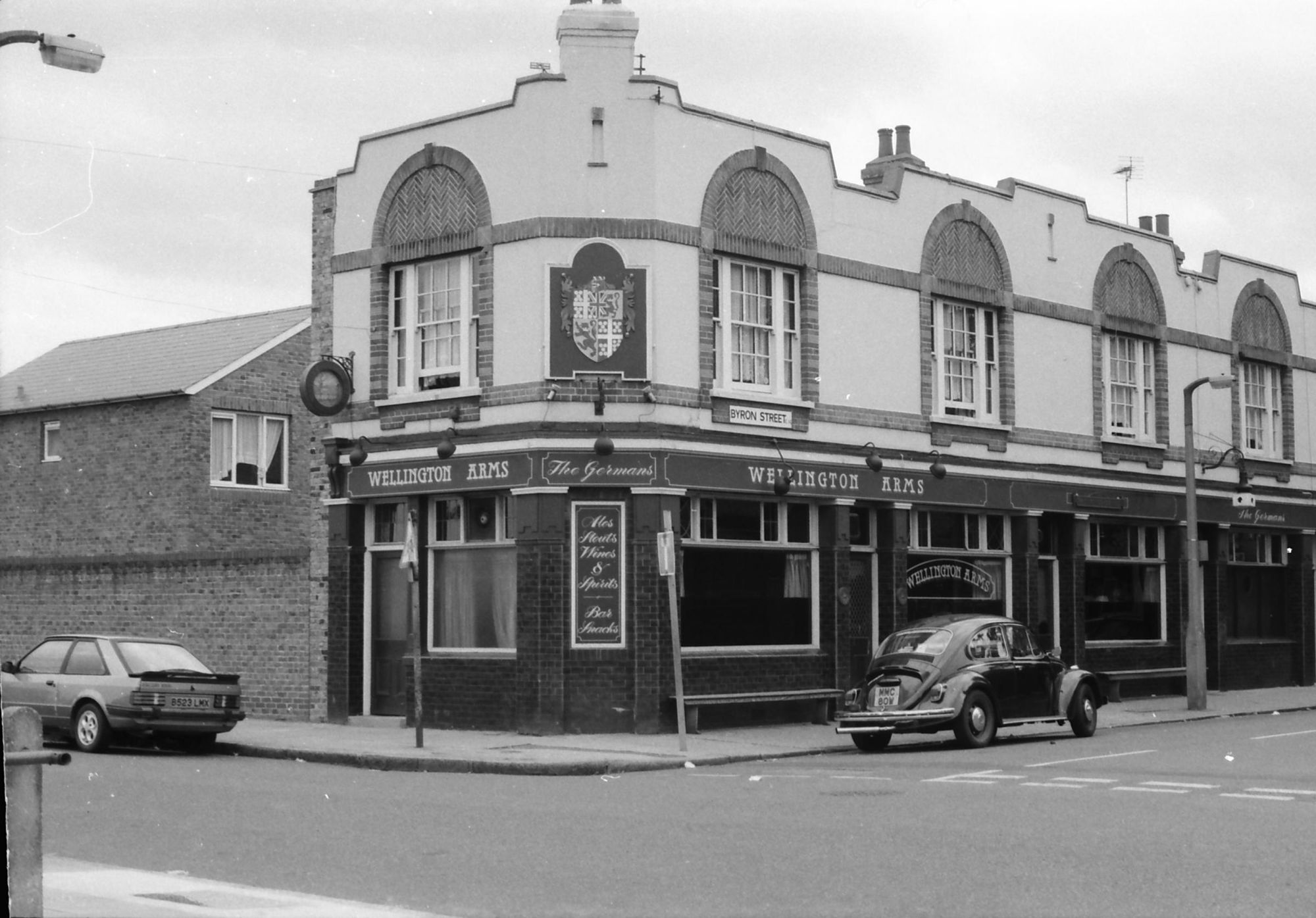 Wellington Arms London E14 taken in 1987.. (Pub, External). Published on 15-11-2018