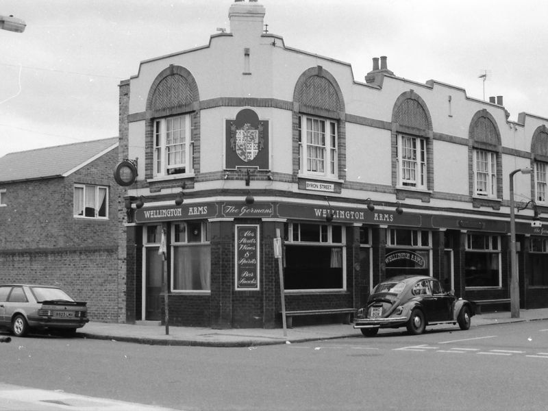 Wellington Arms London E14 taken in 1987.. (Pub, External). Published on 15-11-2018
