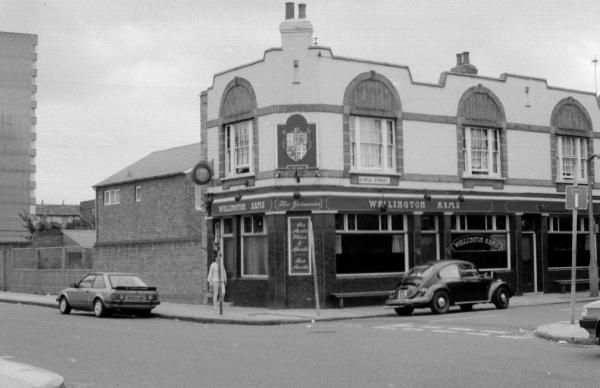Wellington Arms London E14 taken in 1987.. (Pub, Key). Published on 11-06-2016